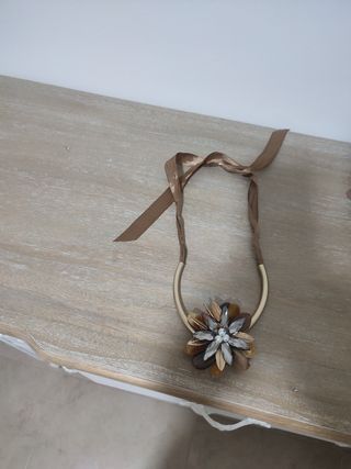 Collar con flor y cinta marrón