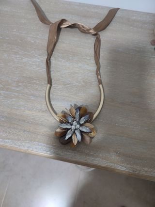 Collar con flor y cinta marrón