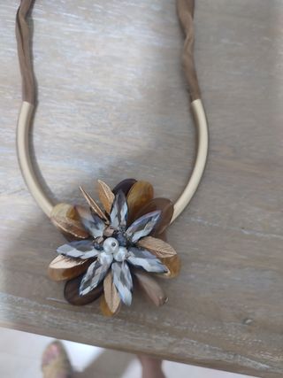 Collar con flor y cinta marrón