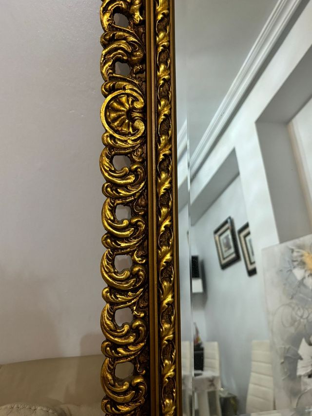 Espejo con marco labrado diseño vintage