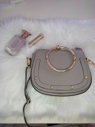 Bolso de piel gris con detalles dorados