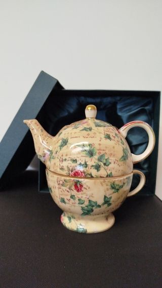 Teiera e tazza da tè in ceramica