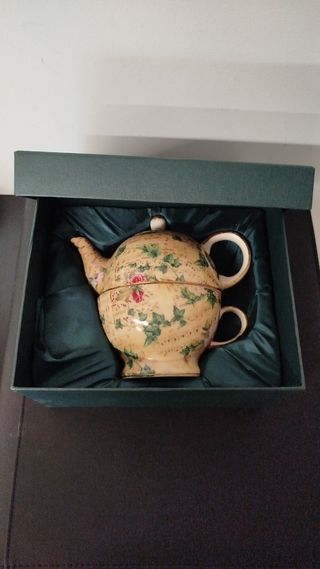 Teiera e tazza da tè in ceramica