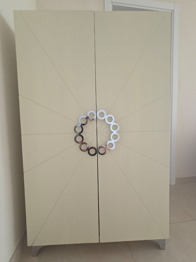 Armario beige con diseño de círculos plateados