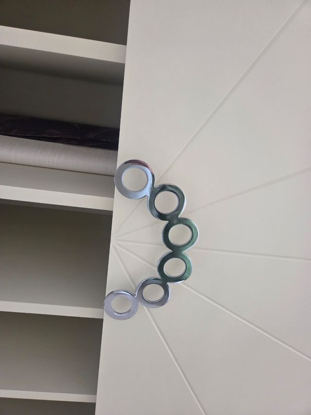 Armario beige con diseño de círculos plateados