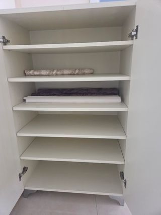 Armario beige con diseño de círculos plateados