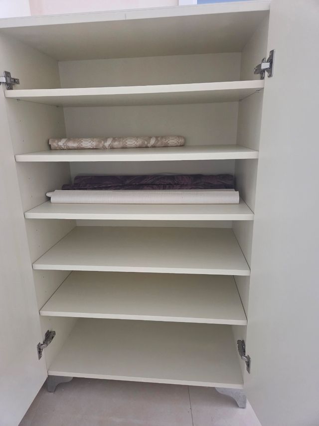 Armario beige con diseño de círculos plateados