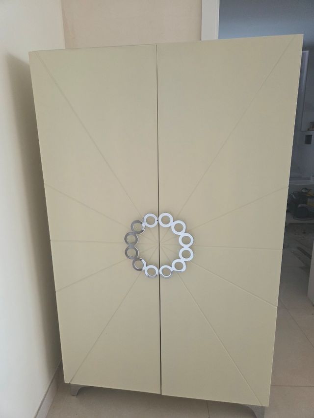 Armario beige con diseño de círculos plateados