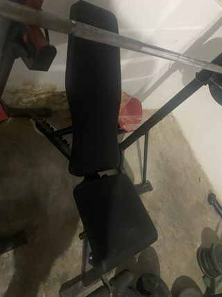 Pesas de gimnasio y barra