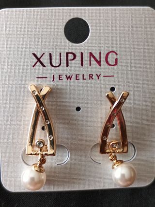 Pendientes XUPING dorados con perlas.