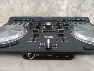 Controladora DJ Hercules Universal DJ