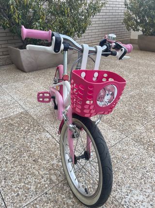 Bicicleta infantil rosa con cesta