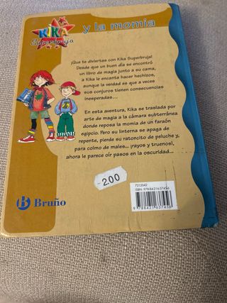 Kika Superbruja y la momia (Spanish Edition)