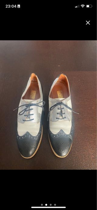 Zapatos de cordones azul marino y plateados