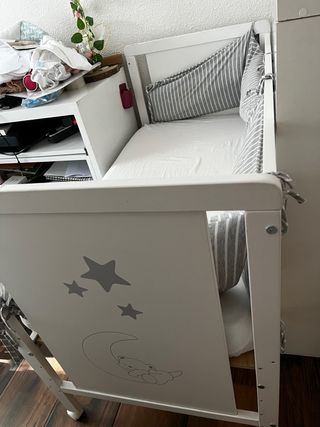 Cuna bebé blanca con estrellas y luna