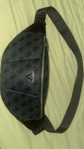 Riñonera Guess Negra Logo Triángulo