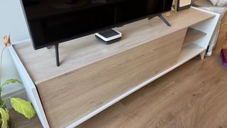 Mesa TV con dos estantes