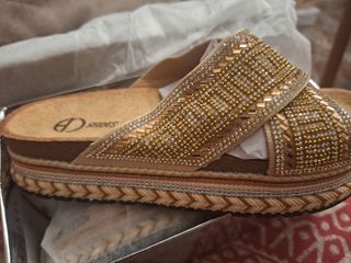 Sandalias plataforma beige y doradas talla 38