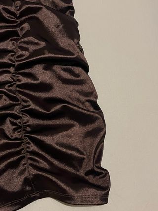 Vestido marrón con cordones y volantes