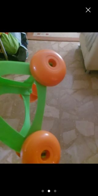 Carrito de compras de plástico con comida de jugue