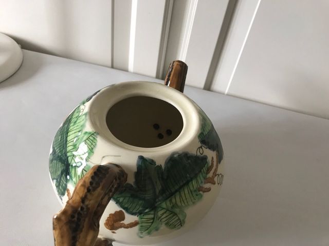 Tetera inglesa de porcelana con diseño floral