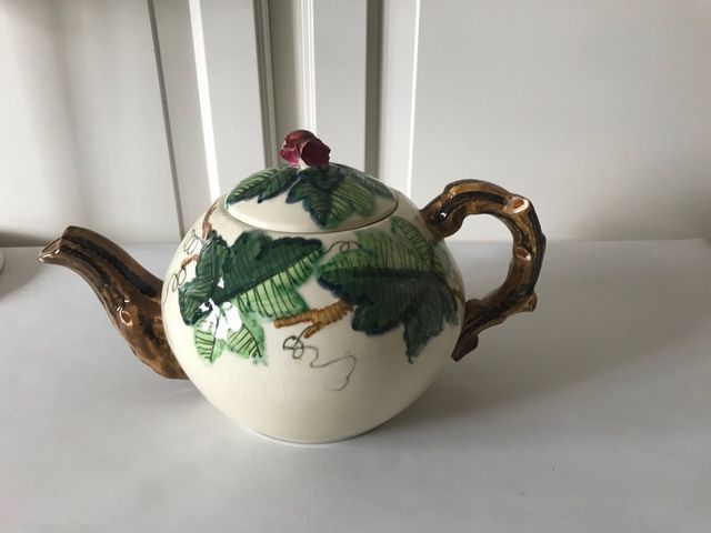 Tetera inglesa de porcelana con diseño floral