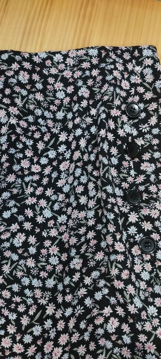 Falda floral negra con botones,corte asimétrico