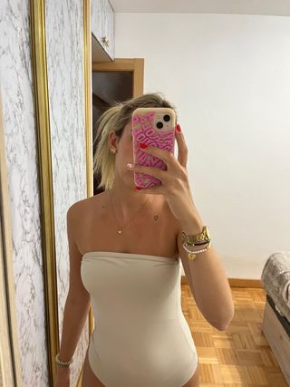 Body beige sin tirantes.