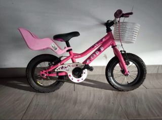 Bicicleta infantil rosa con cesta