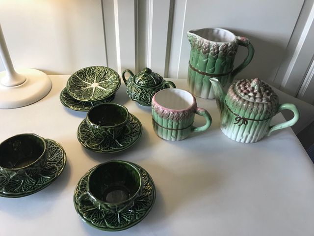 Conjunto de chá em porcelana com motivos vegetais
