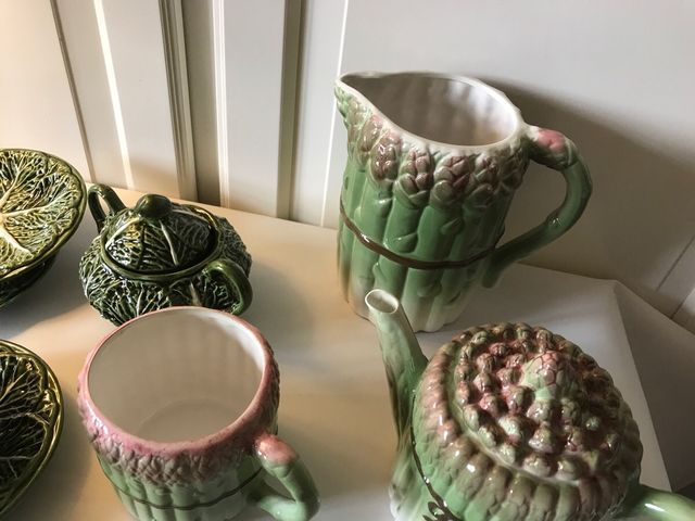 Conjunto de chá em porcelana com motivos vegetais