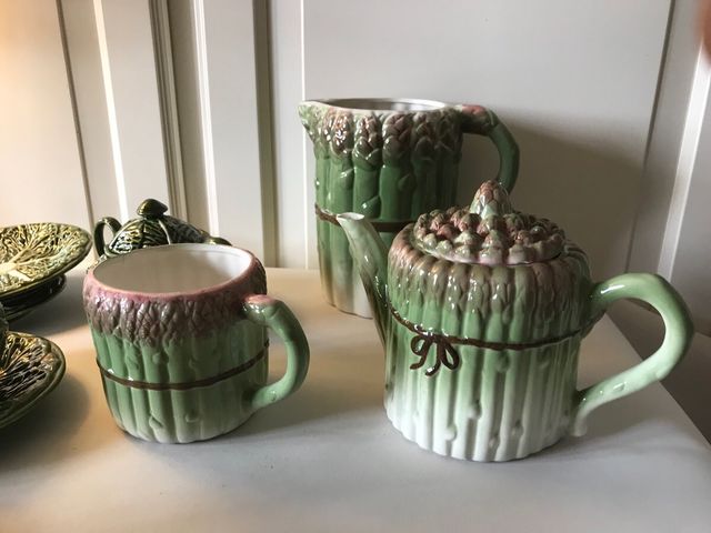 Conjunto de chá em porcelana com motivos vegetais