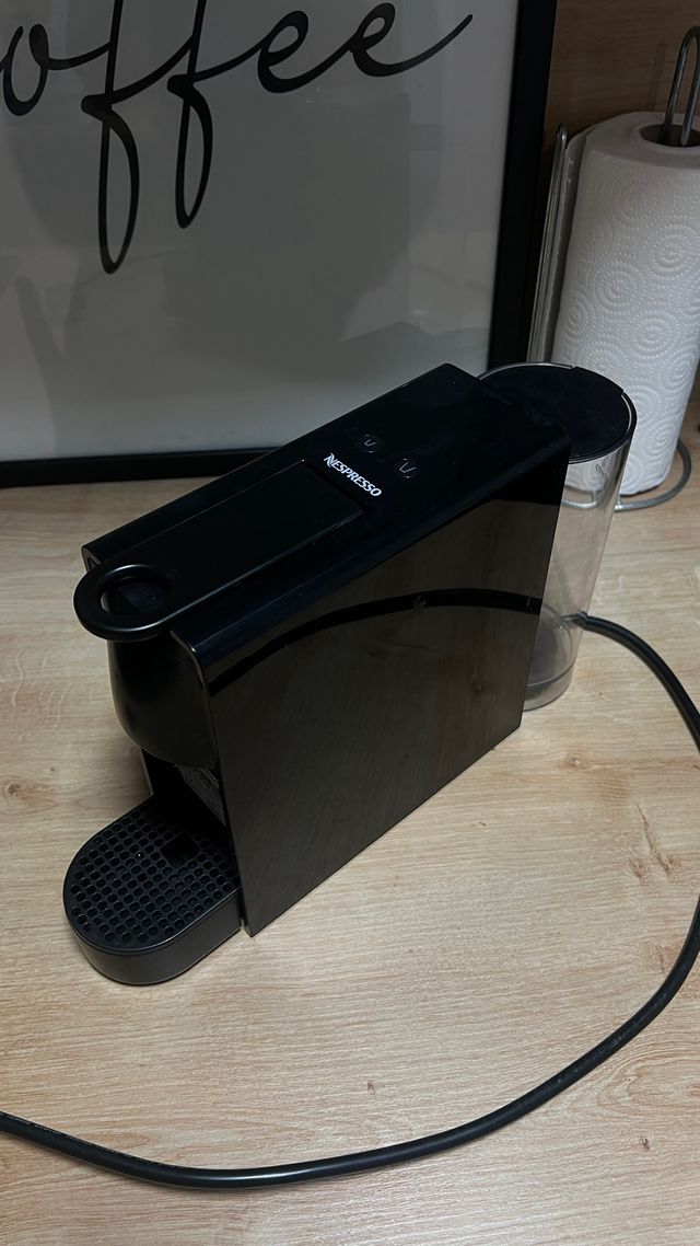 Cafetera Nespresso Essenza Negra