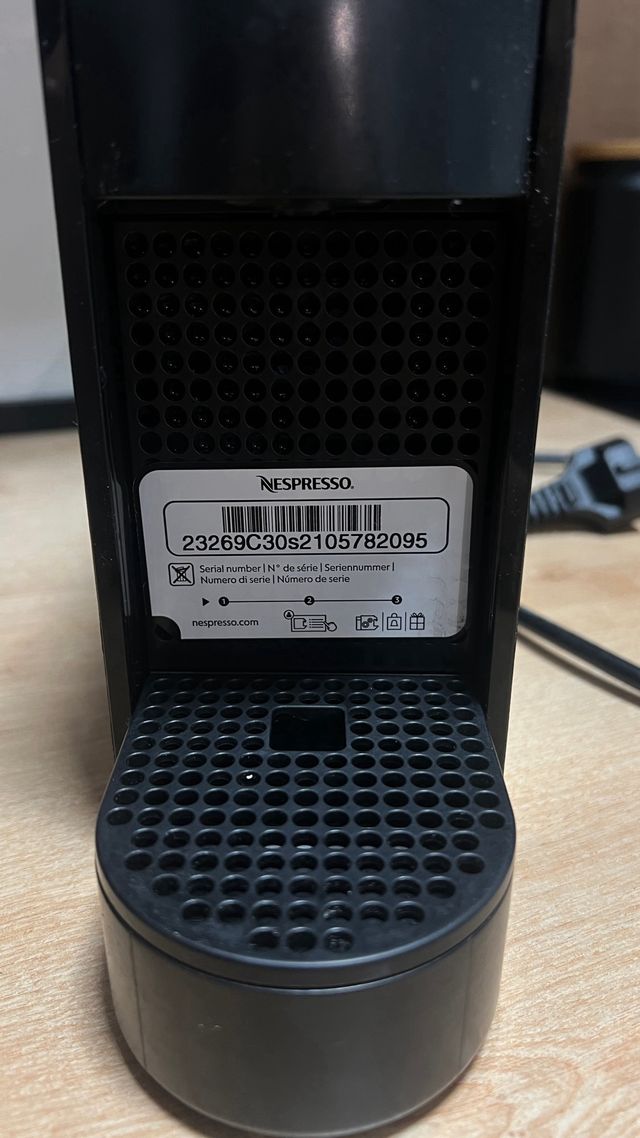 Cafetera Nespresso Essenza Negra