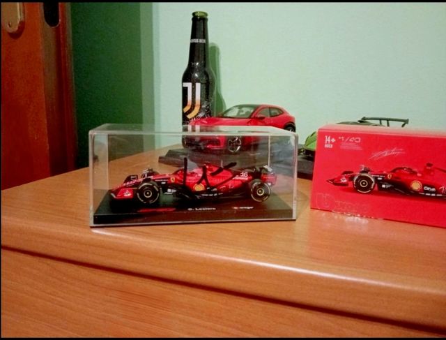 Modellino Ferrari SF23 firmato