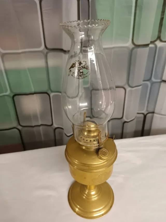 Lampada a olio in metallo e vetro