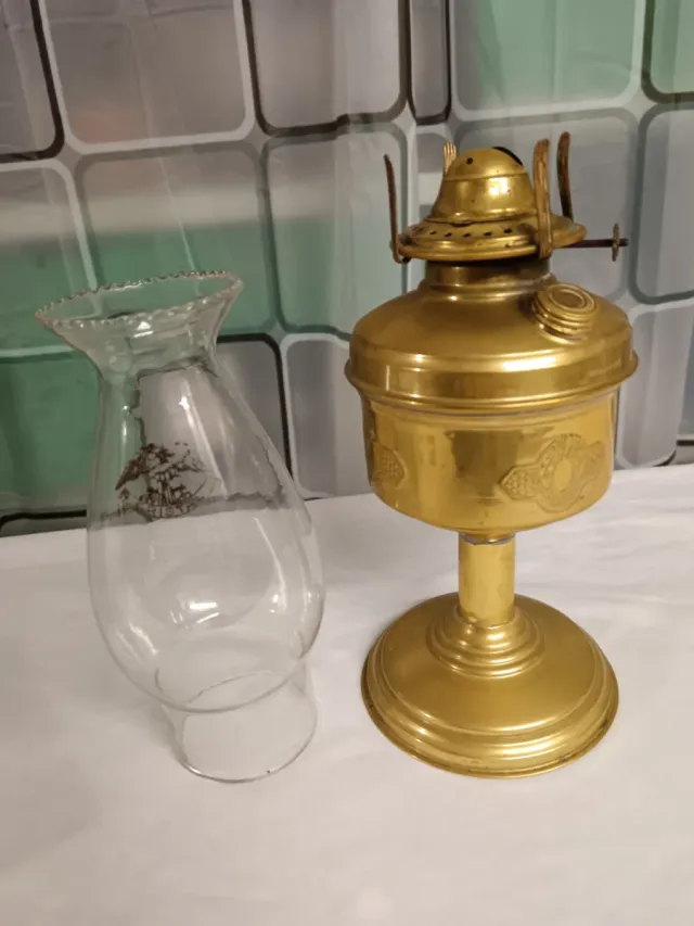 Lampada a olio in metallo e vetro