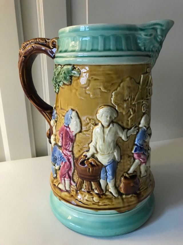 Jarra antigua de porcelana Majólica