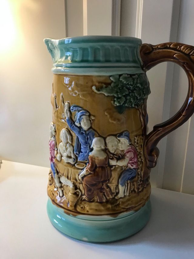 Jarra antigua de porcelana Majólica