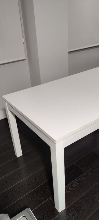 Mesa de comedor de madera blanca
