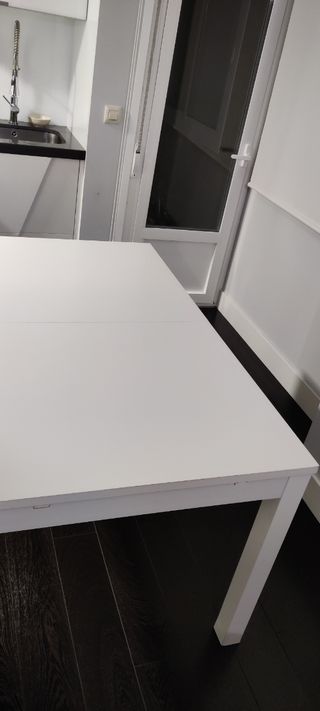 Mesa de comedor de madera blanca