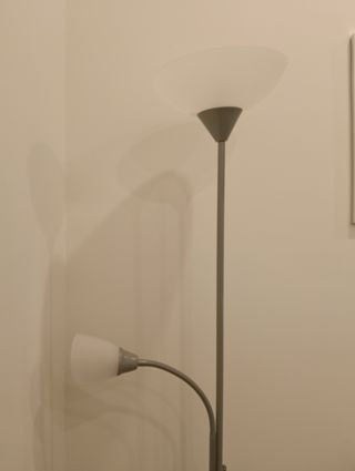 Lámpara de pie gris y blanca