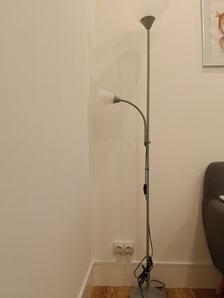 Lámpara de pie gris y blanca