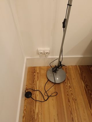Lámpara de pie gris y blanca
