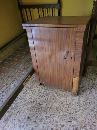Máquina de coser Sigma antigua con mueble