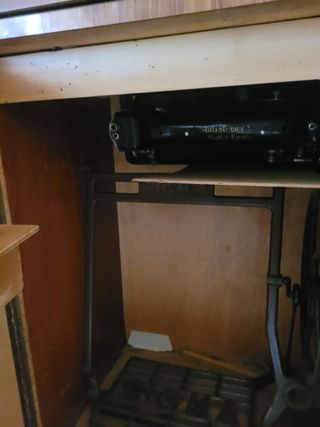 Máquina de coser Sigma antigua con mueble