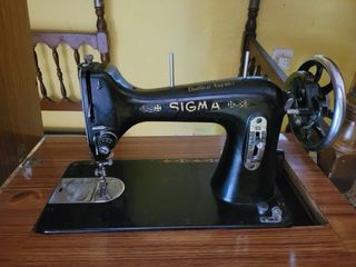 Máquina de coser Sigma antigua con mueble