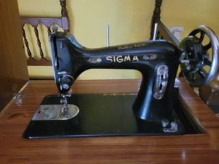 Máquina de coser Sigma antigua con mueble