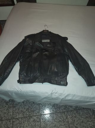 Cazadora de cuero negra de alta calidad