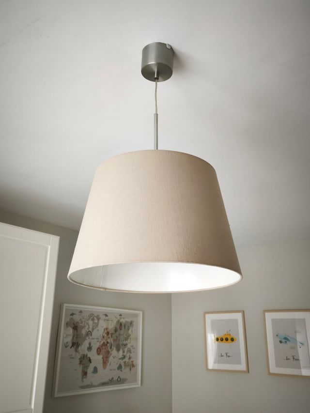 Lámpara de techo beige y plateada